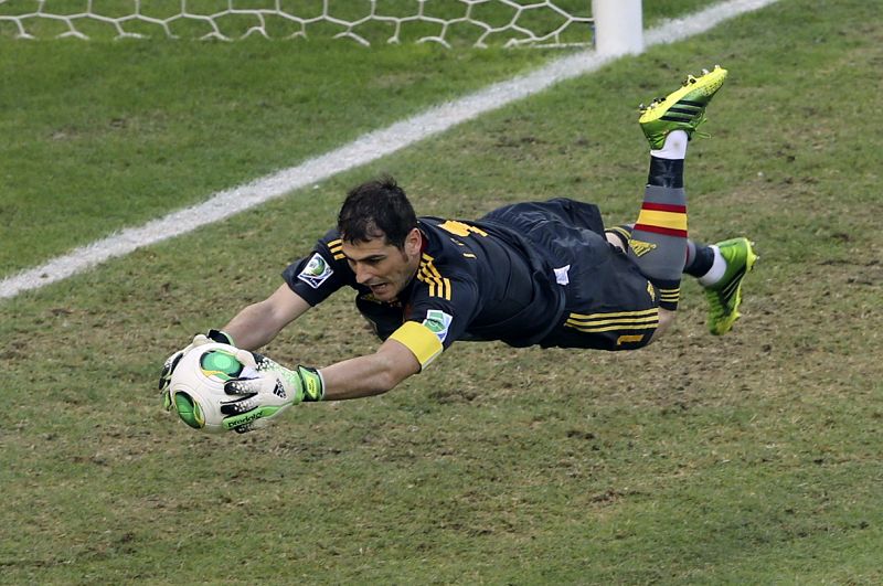 Casillas atrapa un disparo durante el choque.