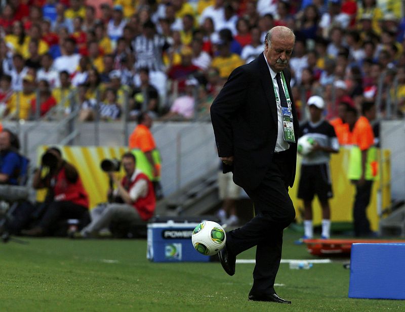 Vicente Del Bosque controla un balón salido del campo.