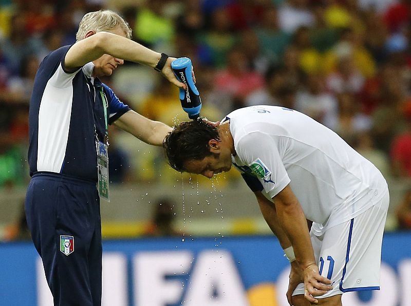 El elevado calor obligaba a los jugadores a refrescarse siempre que podían.