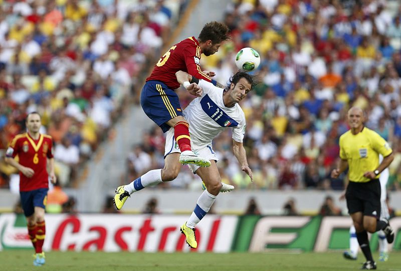 Ramos y Gilardino pelean por un balón.