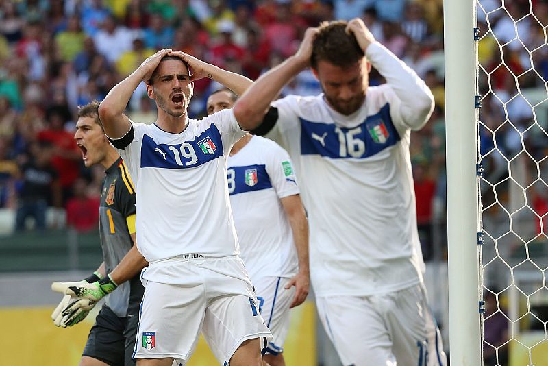 Bonucci (c) y Daniele De Rossi (d) reaccionan junto al arquero español Iker Casillas (i).