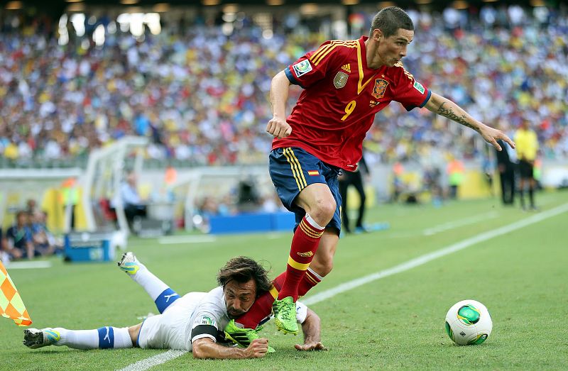 Torres y Pirlo demuestran en esta acción la intensidad de la semifinal.