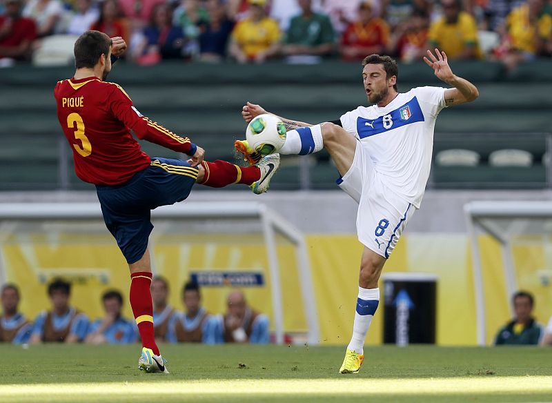 Pique pelea con Marchisio por un balón durante el partido.