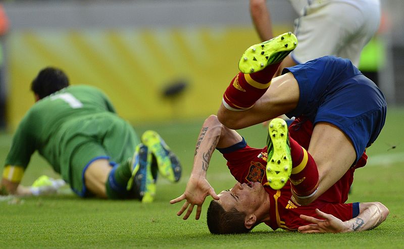 Torres en el suelo después de fallar una ocasión en el partido.