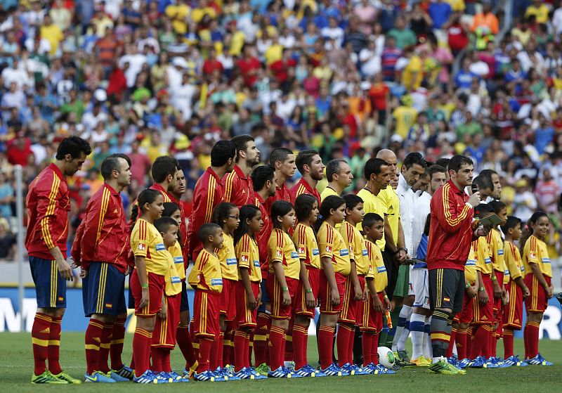 Iker Casillas lee como capitán el manifiesto contra el racismo protocolario de la FIFA.
