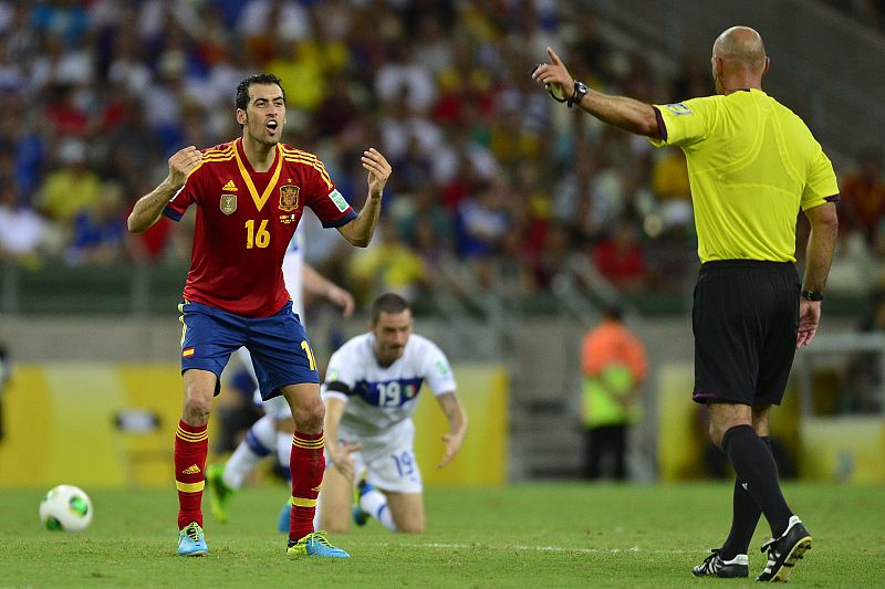 Busquets protesta a Webb que no dejara a España sacar el córner en la última jugada.