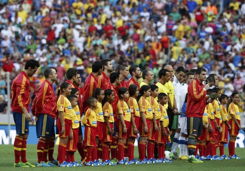 Iker Casillas lee como capitán el manifiesto contra el racismo protocolario de la FIFA.