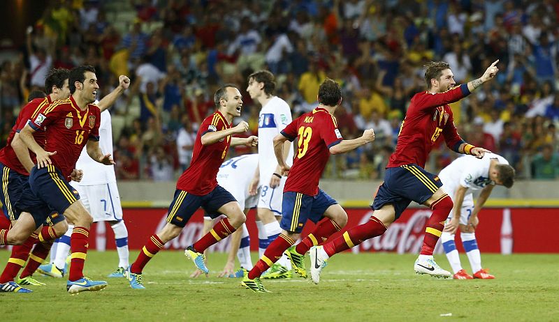 Los jugadores de España tratan de buscar a Navas para celebrar la victoria.