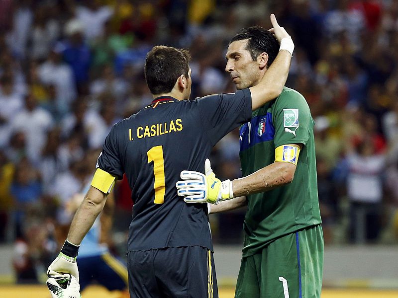 Casillas consuela a Buffon después de concluir la tanda de penaltis.