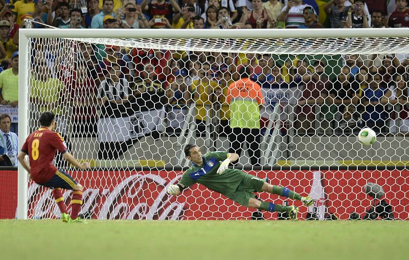 Xavi inicia la tanda para España y logra engañar a Pirlo.