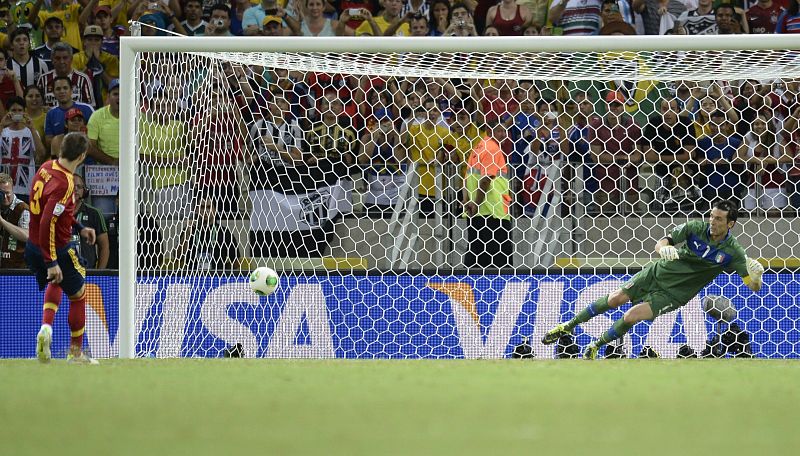 Gerard Piqué, con sobriedad, transforma su tiro mientras Buffon se lanza al otro lado.