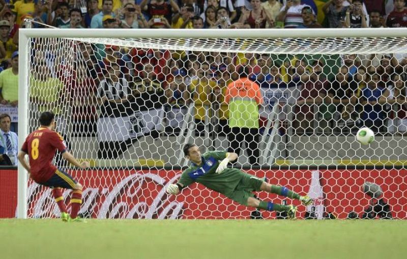 Xavi inicia la tanda para España y logra engañar a Pirlo. 