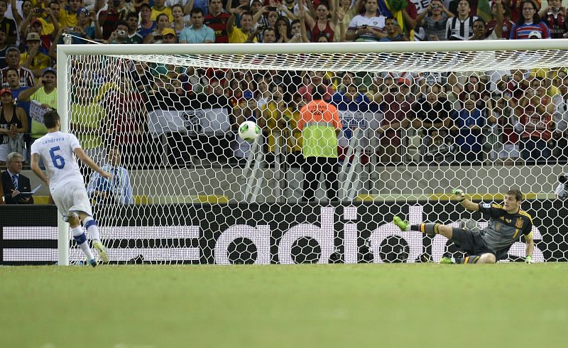 Antonio Candreva abrió la tanda y lo hizo con un magnífico tiro a lo Panenka. Valor y presión psicológica para empezar.