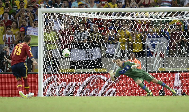 ¿Cómo tiraría Sergio Ramos? Fuerte, elevado y a la derecha del portero. El defensa del Madrid cumplió para mantener la presión en la tanda definitiva.