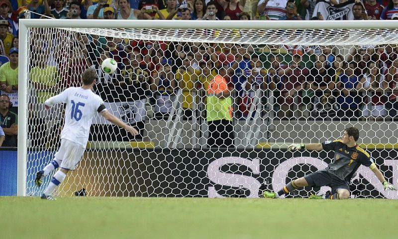 De Rossi, que falló en la tanda de los cuartos de la Eurocopa 2008, transforma con calidad su lanzamiento ante Casillas.