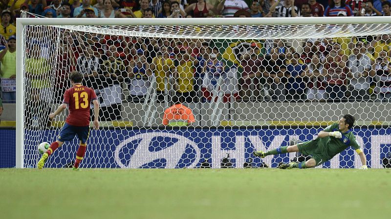 Juan Mata no dudó y con la izquierda logró su gol. España no desfallecía en una tanda espectacular.