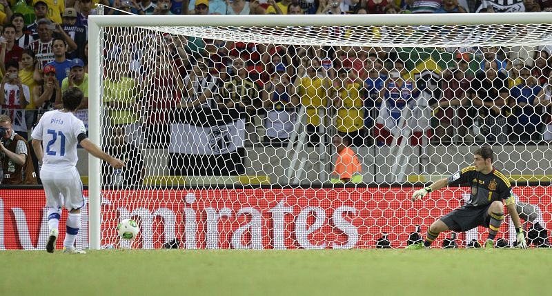 Andando y con tanta frialdad como calidad, Pirlo ajustó su penalti como si fuera un golpe de billar.