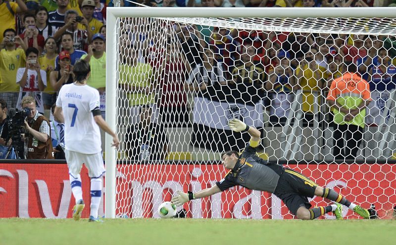 Alberto Aquilani marca el penalti pese a que Casillas a punto estuvo de desviar el balón.