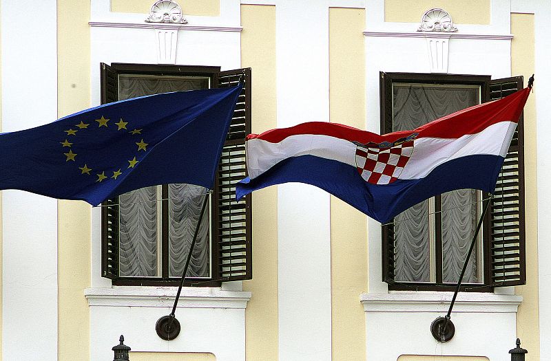 Una bandera croata y otra de la Unión Europea ondean en un edificio del gobierno en Zagreb, la capital de Croacia