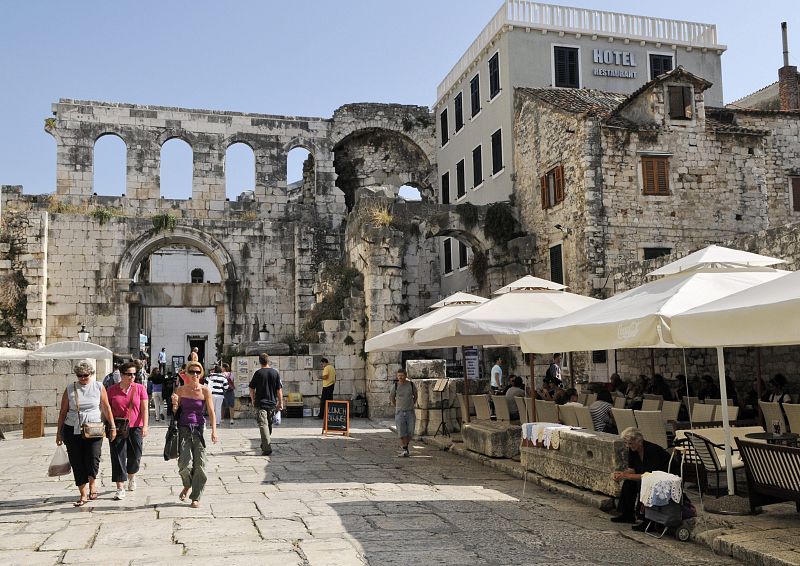 El casco antiguo de la ciudad costera de Split ofrece una enorme riqueza cultural basada en su patrimonio arquitectónico y natural.