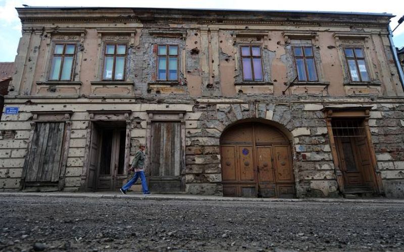  La deteriorada fachada de este edificio de la ciudad de Vukovar muestra aún las cicatrices de la guerra serbo-croata de los años 90.