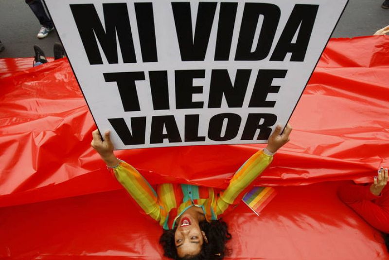 CIENTOS MARCHAN EN LIMA POR DÍA DE ORGULLO GAY Y PIDEN SANCIONES POR CRÍMENES