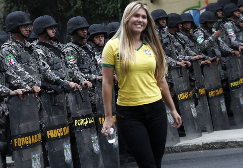 Fuerzas de seguridad en las inmediaciones del estadio de Maracaná.