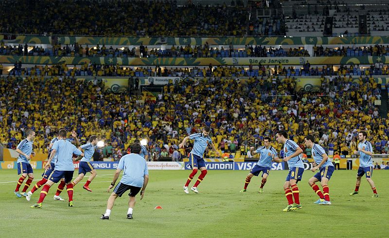 Los jugadores de la selección española calientan antes del partido sobre el césped de Maracaná.