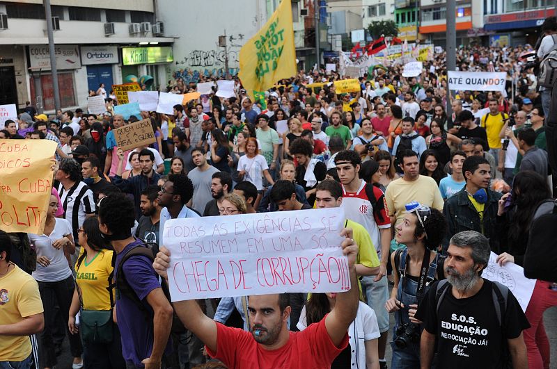 Manifestantes se han dirigido al Estadio de Maracaná antes del partido.