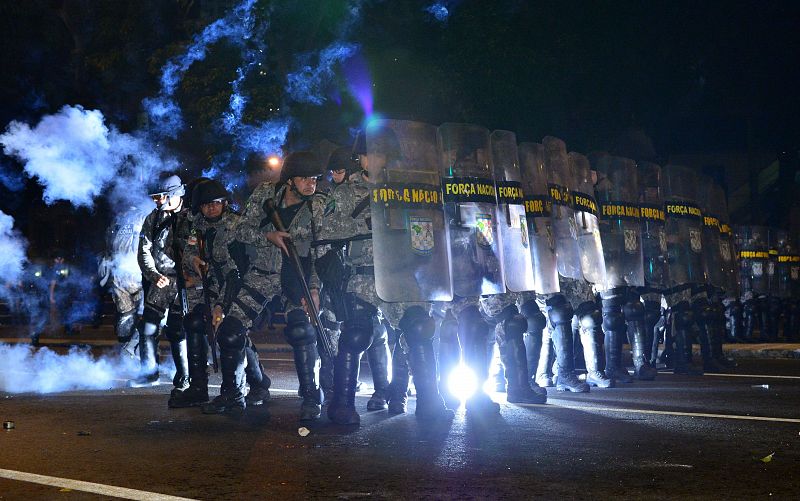 La policía brasileña ha empleado gas lacrimógeno para contener a los manifestantes.