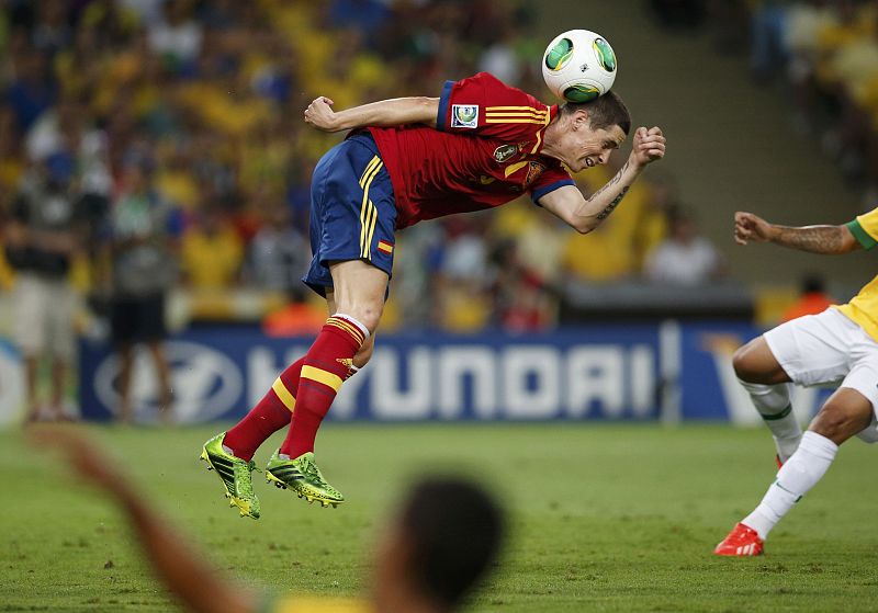 Fernando Torres golpea el balón con la cabeza.