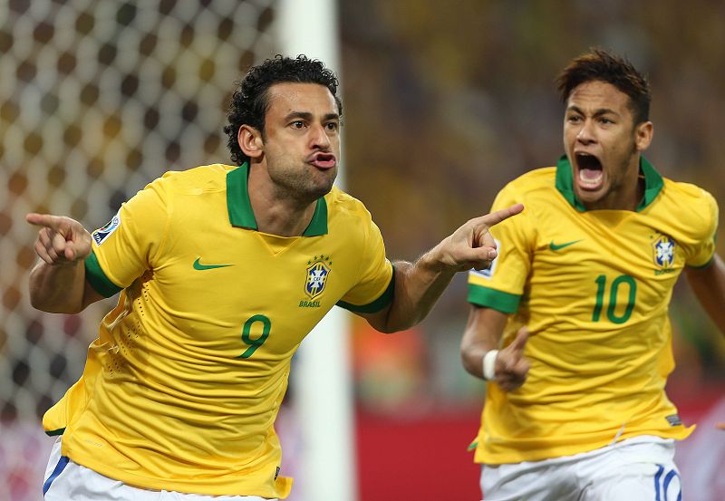 El delantero brasileño Fred (d) celebra tras marcar el primer gol ante España.