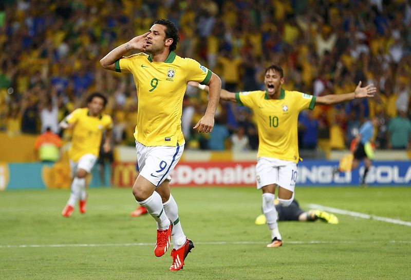 El delantero brasileño Fred festeja el tercer gol de Brasil, el segundo de su cuenta particular.