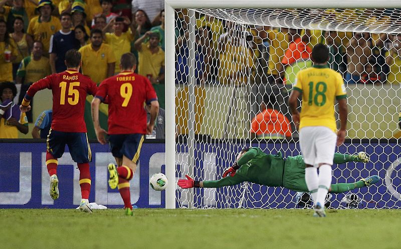 Momento en el que Sergio Ramos falla uun penalti ante el portero Julio César.