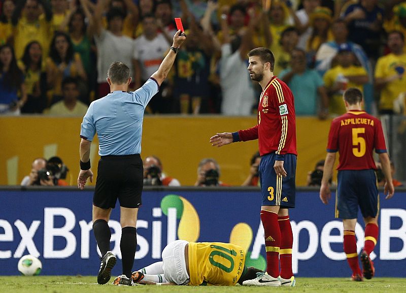 El árbitro Bjorn Kuipers muestra la tarjeta roja a Gerard Piqué.