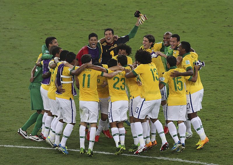 Los jugadores de Brasil celebran su victoria sobre España.