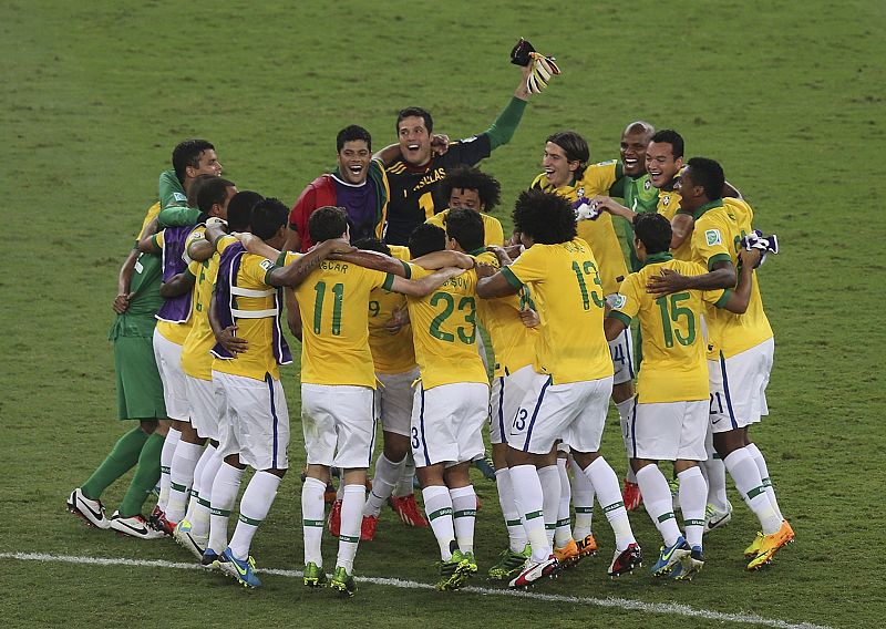 Los jugadores de Brasil celebran su victoria sobre España.