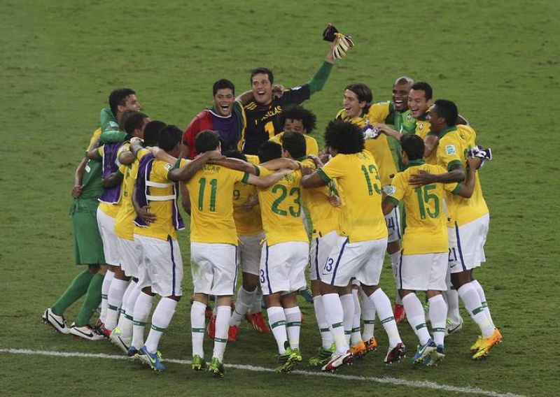 Los jugadores de Brasil celebran su victoria sobre España.