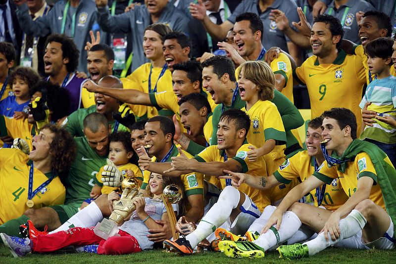 Otra imagen de la selección brasileña celebrando su nuevo trofeo.