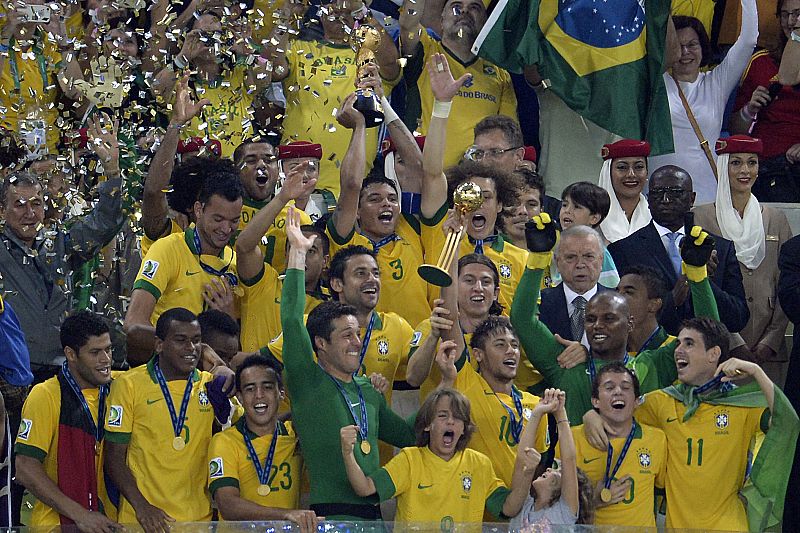 El equipo de Brasil posa junto a la Copa Confederaciones.