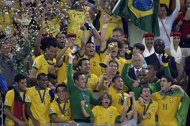 El equipo de Brasil posa junto a la Copa Confederaciones.