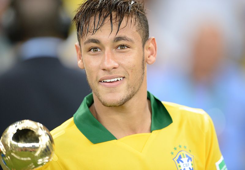 Neymar posa junto al trofeo al mejor jugador de la Copa Confederaciones.