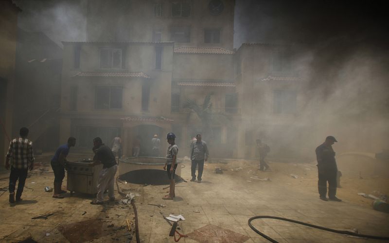 Actos de pillaje entre el humo en la sede de la Hermandad en El Cairo