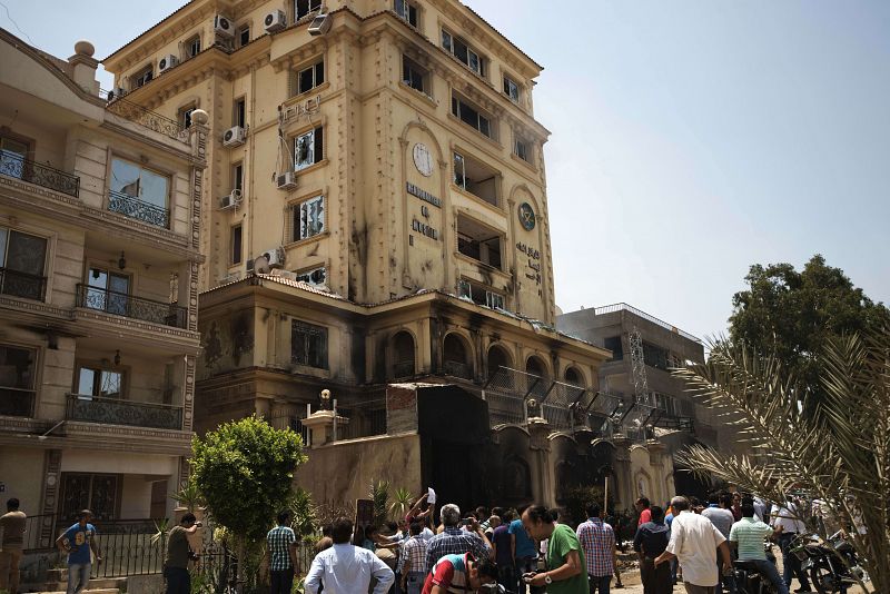 Estado en el que ha quedado el edificio que alberga la sede de los Hermanos Musulmanes en El Cairo, tras el ataque de los manifestantes