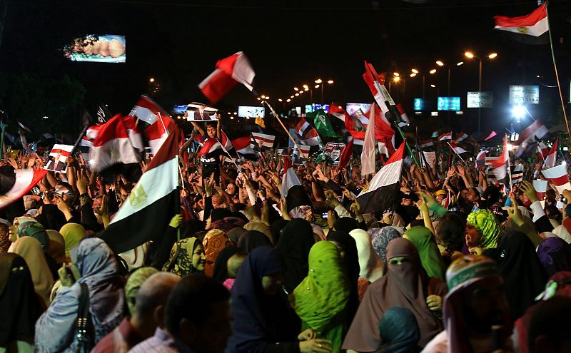 Seguidores del presidente Mohamed Mursi se manifiestan con banderas y pancartas cerca a la mezquita Rabaa Adawiya en El Cairo.