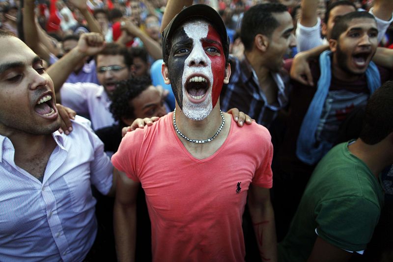 Un joven con el rostro pintado con los colores de la bandera de Egipto grita lemas contra Morsi y los Hermanos Musulmanes en las manifestaciones de este lunes 1 de julio en El Cairo.