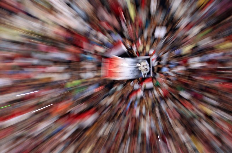 Un póster del presidente Morsi destaca en medio de miles de manifestantes en la plaza Tahrir en El Cairo.