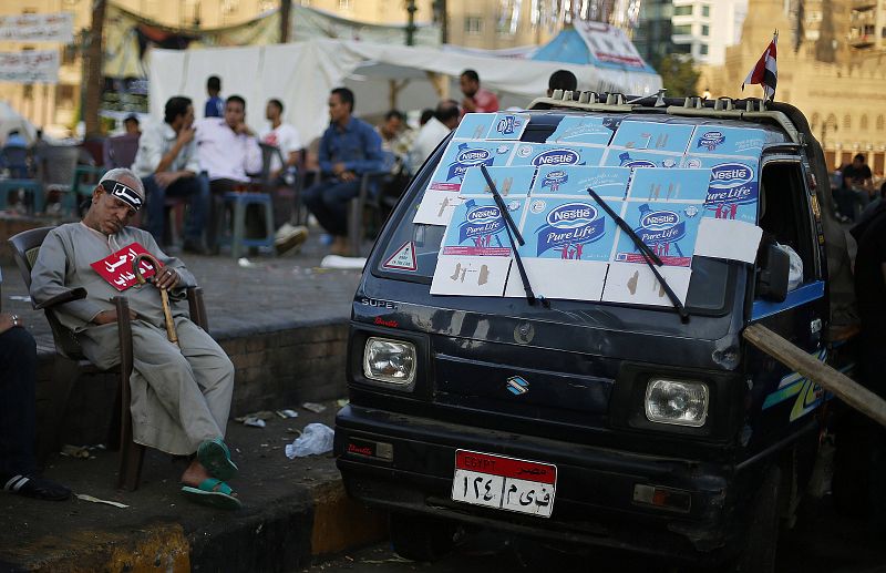 Un manifestante duerme en una silla en la Plaza Tahrir, en El Cairo