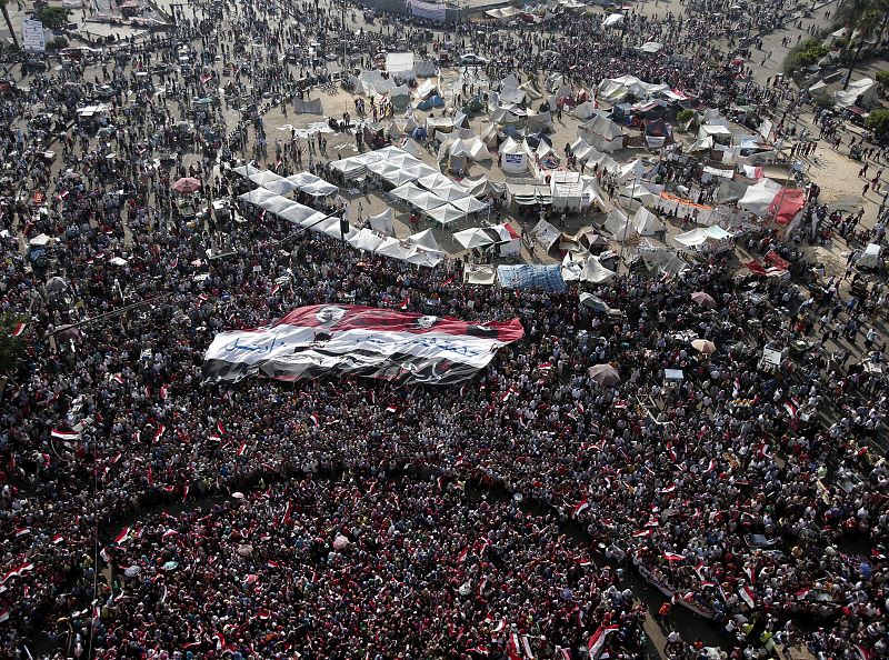 CIENTOS DE OPOSITORES DE MURSI SE MANIFIESTAN EN LA PLAZA TAHRIR