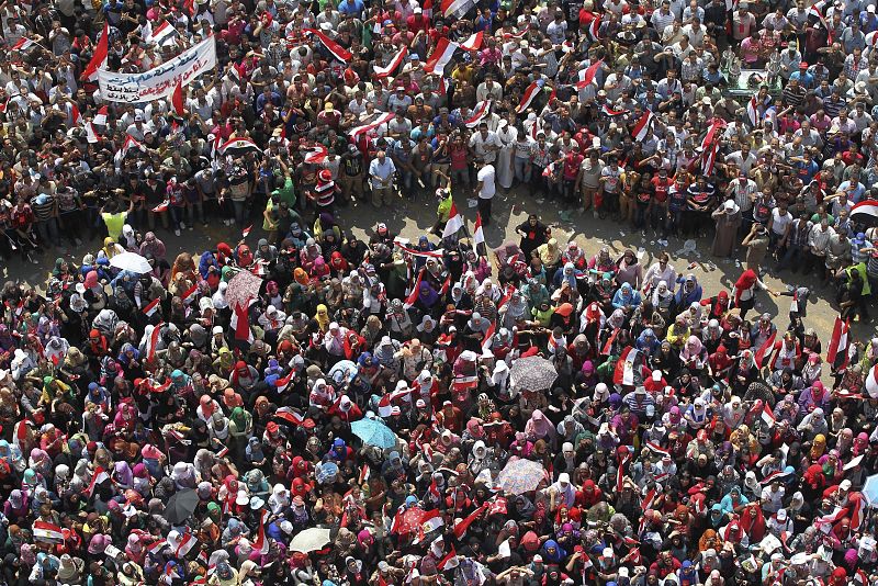OPOSITORES DE MURSI SE MANIFIESTAN EN LA PLAZA TAHRIR